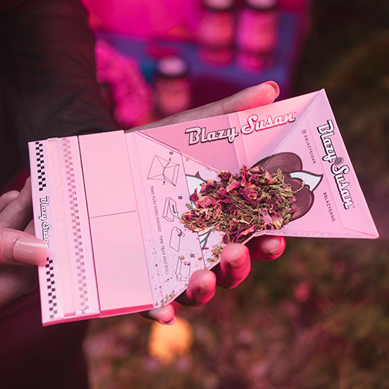 Blazy Susan | Pink Rolling Papers King Size Slim Deluxe Kit